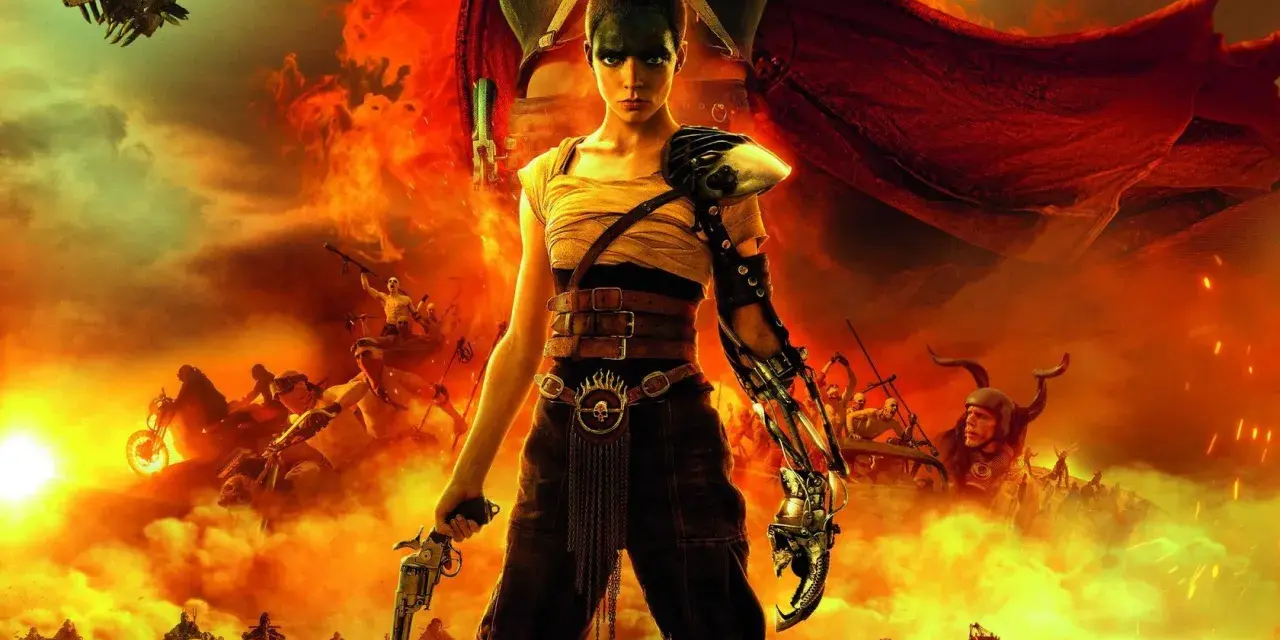 Furiosa: A Mad Max Saga. Eine Frau mit mechanischem Arm und Waffe steht vor einer feurigen Wüstenlandschaft mit Motorrädern und Fahrzeugen.