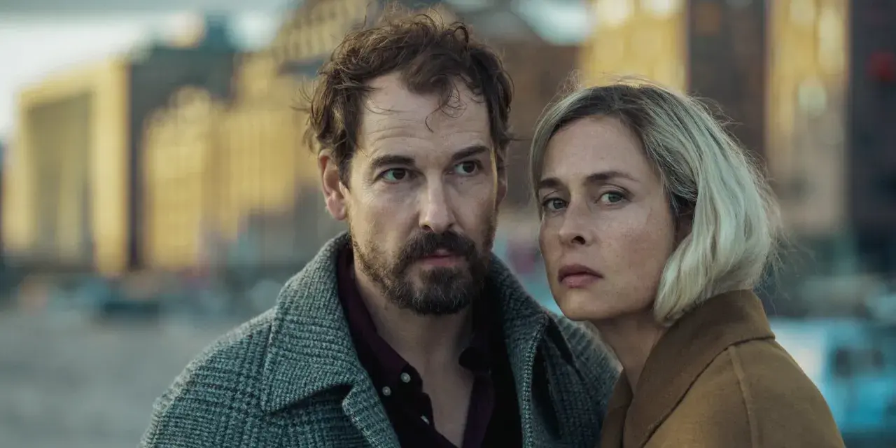 Ein Mann und eine Frau blicken ernst in die Kamera. Sie sind Hauptfiguren der Serie "Unfamiliar Staffel 2".