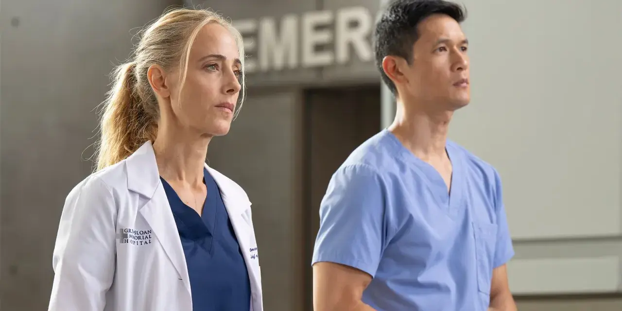 Ärzte im Grey Sloan Memorial Hospital, bereit für die Herausforderungen von Grey's Anatomy Staffel 22.