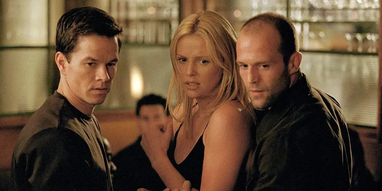 Mark Wahlberg, Charlize Theron und Jason Statham in einer Szene, die an Filme von Jason Statham erinnert.