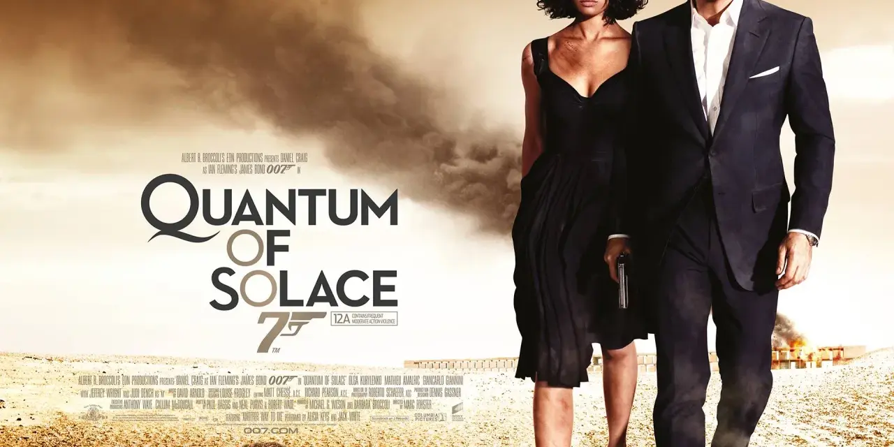 James Bond 007: Ein Quantum Trost. Daniel Craig und Olga Kurylenko schreiten entschlossen durch eine staubige Landschaft.