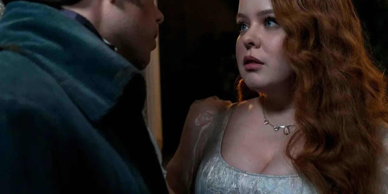 Nicola Coughlan in einem romantischen Moment, der an ihre Rollen in Filme und Serien erinnert.