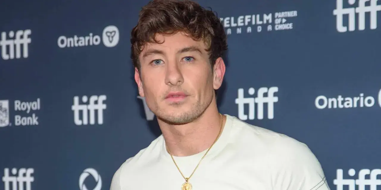 Barry Keoghan, bekannt für seine Rollen in Filmen wie "The Banshees of Inisherin", posiert vor dem TIFF-Logo.