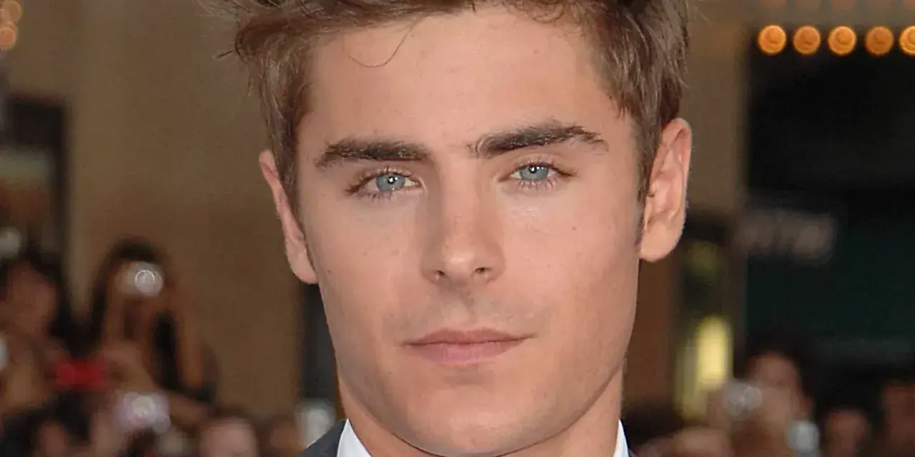Nahaufnahme von Zac Efron, bekannt aus vielen Filmen. Seine blauen Augen blicken direkt in die Kamera.