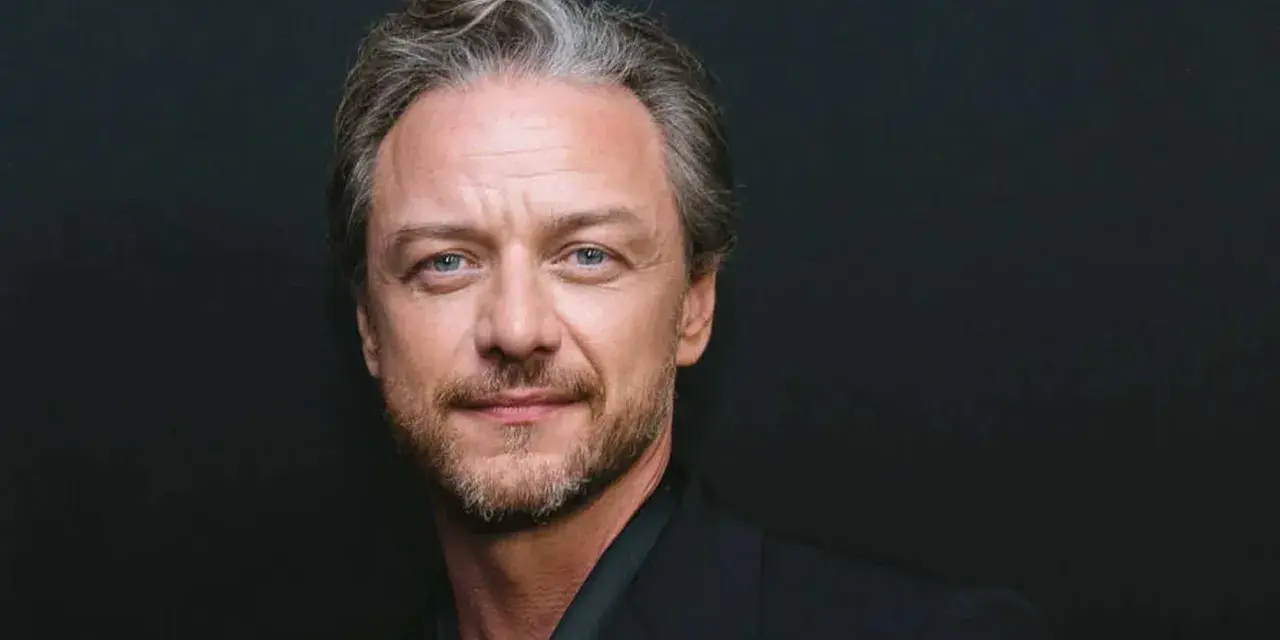 James McAvoy mit grau meliertem Haar und Bart, bekannt aus Filmen wie "Split" und "X-Men".