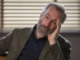 Bob Odenkirk mit Brille und Bart, nachdenklich, wie in vielen seiner Filme und Serien.