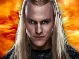 Ein Elf mit langen blonden Haaren und spitzen Ohren blickt intensiv in die Kamera. Hinter ihm lodert ein feuriger Himmel, der auf die Ereignisse in "Die Ringe der Macht Staffel 3" hindeutet.