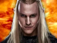 Ein Elf mit langen blonden Haaren und spitzen Ohren blickt intensiv in die Kamera. Hinter ihm lodert ein feuriger Himmel, der auf die Ereignisse in "Die Ringe der Macht Staffel 3" hindeutet.