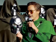 Robert Downey Jr. hält eine Doctor Doom-Maske, während im Hintergrund mehrere maskierte Figuren stehen. Könnte dies die Besetzung von Avengers 5 sein?