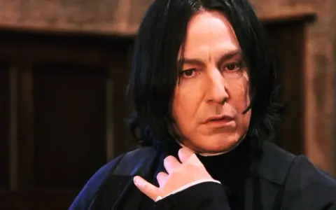Alan Rickman als Severus Snape, eine ikonische Rolle in den Filmen, mit nachdenklichem Blick.