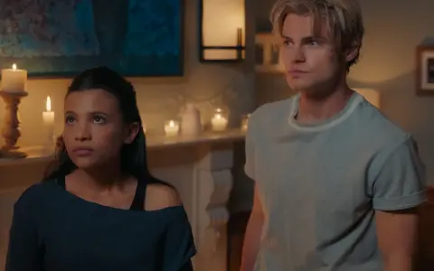 Die besetzung von "Ich und die Walter Boys" zeigt Jackie und Cole in nachdenklicher Stimmung, umgeben von Kerzenlicht.