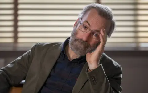 Bob Odenkirk mit Brille und Bart, nachdenklich, wie in vielen seiner Filme und Serien.
