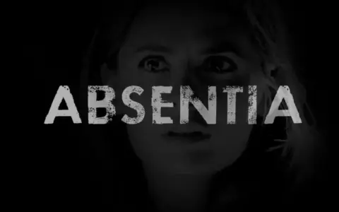 Dunkles Bild mit dem Titel "ABSENTIA" und dem Gesicht einer Frau im Hintergrund. Die Spannung steigt in absentia staffel 3.
