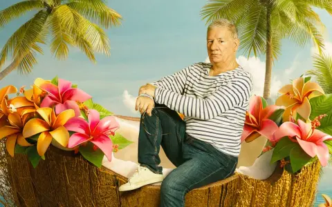 Ein Mann sitzt in einer Kokosnussschale, umgeben von tropischen Blumen und Palmen. Ein Bild, das an Filme von Claude-Oliver Rudolph erinnert.