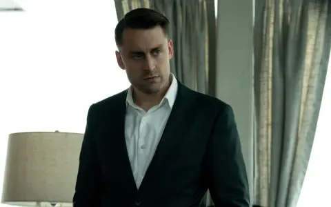 Kieran Culkin als Roman Roy in Succession, ein Mann im Anzug, der nachdenklich in die Ferne blickt.
