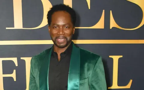 Harold Perrineau, bekannt für seine Rollen in Filmen und Serien, trägt einen grünen Samt-Blazer.