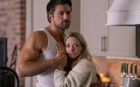 Ein Mann umarmt eine Frau, die verzweifelt wirkt. Die Szene stammt aus dem Film "The Housemaid".