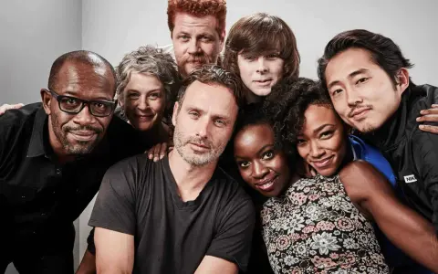 Die Besetzung von The Walking Dead: Ein Ensemblefoto mit Andrew Lincoln, Norman Reedus, Danai Gurira, Sonequa Martin-Green, Steven Yeun, Lauren Cohan, Chandler Riggs und Lennie James.
