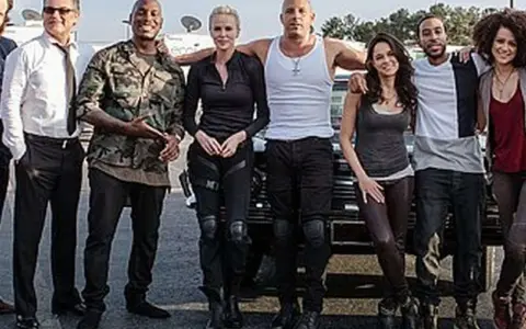 Die Hauptdarsteller der Besetzung von Fast & Furious 8 stehen lächelnd nebeneinander.