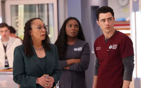 Drei Ärzte im Gaffney Chicago Medical Center, darunter Dr. Marcel, diskutieren einen Fall. Staffel 10 von Chicago Med verspricht Spannung.