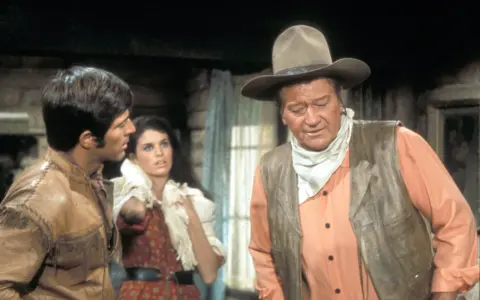 John Wayne, Rock Hudson und eine Frau im Western-Look. Die besetzung von Rio Lobo in Aktion.
