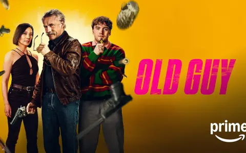 Actionhelden im Einsatz: Ein Mann, eine Frau und ein junger Mann mit Waffen und Granaten. "Old Guy" – ein Film, der 2025 für Spannung sorgt.