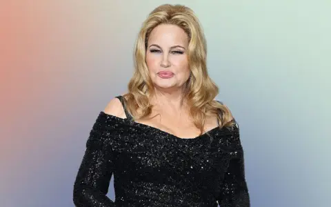 Jennifer Coolidge in einem glitzernden schwarzen Kleid, bekannt für ihre Rollen in Filmen und Serien.