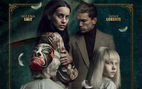 Milena Smit und Jaime Lorente mit zwei Kindern, eines davon mit einer Maske. Die Szene wirkt mysteriös, wie bei Tin und Tina.
