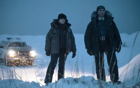 Zwei Polizistinnen im Schnee, ein Einsatz bei eisiger Kälte. Die Ermittlerinnen der true detective staffel 4 scheinen einer Spur im tiefen Alaska zu folgen.