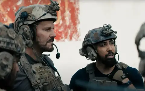 Zwei Soldaten in taktischer Ausrüstung, bereit für den Einsatz in Staffel 7 von SEAL Team.
