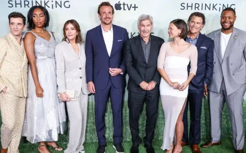 Die Hauptbesetzung von Shrinking posiert für ein Foto. Von links nach rechts: Michael Urie, Jessica Williams, Christa Miller, Jason Segel, Harrison Ford, Lukita Maxwell, Ted McGinley und Luke Tennie.