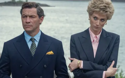 Dominic West und Elizabeth Debicki als Charles und Diana in "The Crown" Staffel 7. Ein Mann in dunklem Anzug, eine Frau im Blazer.