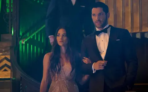 Lucifer und Chloe in schicken Outfits, ein Moment aus Lucifer Staffel 4.