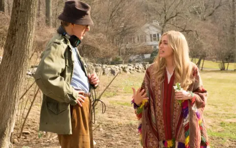 Woody Allen und eine Schauspielerin im Gespräch, ein typischer Moment aus seinen Filme von Woody Allen.