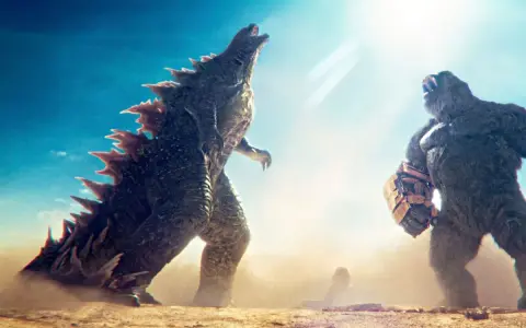 Godzilla und King Kong stehen sich in einer staubigen Arena gegenüber. Ein epischer Kampf aus Godzilla x Kong: The New Empire.