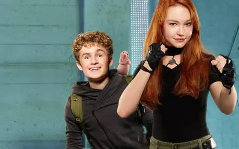 Sadie Stanley als Kim Possible mit ihrem Freund Ron Stoppable und dem Nacktmull Rufus. Ein Blick auf Filme und Serien mit Sadie Stanley.