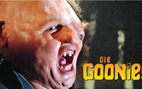 Sloth, ein Mitglied der Besetzung von Die Goonies, mit seinem charakteristischen Gesichtsausdruck und dem Filmtitel.
