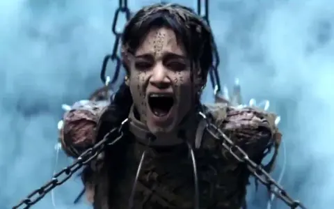 Die Mumie (2017): Sofia Boutella als Ahmanet, gefesselt und schreiend, mit Hieroglyphen im Gesicht.