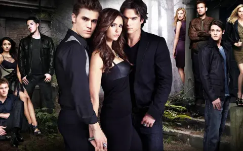 Die Hauptdarsteller der Serie "The Vampire Diaries" posieren in düsterer Atmosphäre.