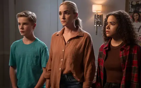 Ginny, Georgia und Austin blicken besorgt in die Ferne. Die Spannung steigt in Staffel 4 von Ginny & Georgia.