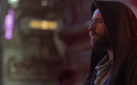 Ewan McGregor als Obi-Wan Kenobi, nachdenklich im Dunkeln. Ein ikonischer Look aus seinen Filmen.
