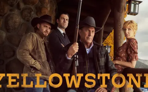 Die Familie Dutton posiert vor einer rustikalen Hütte, bereit für die Folgen von Yellowstone.