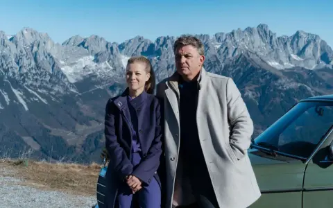 Ein Mann und eine Frau stehen vor einer Bergkulisse. Sie sind Teil von "Der Bergdoktor" Staffel 19 Folge 8.