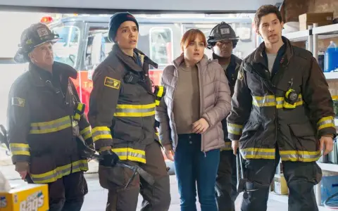 Das Team von Chicago Fire Staffel 14 steht besorgt vor einem Feuerwehrauto.