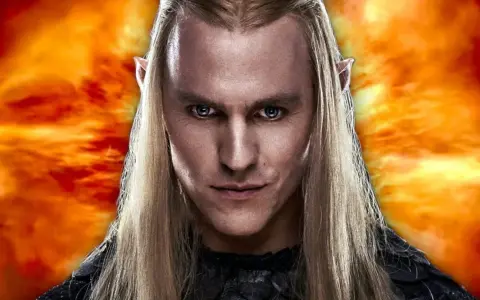 Ein Elf mit langen blonden Haaren und spitzen Ohren blickt intensiv in die Kamera. Hinter ihm lodert ein feuriger Himmel, der auf die Ereignisse in "Die Ringe der Macht Staffel 3" hindeutet.