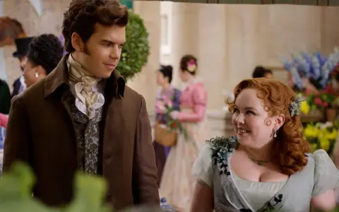 Colin und Penelope im Gespräch, ein romantischer Moment aus Bridgerton Staffel 3.