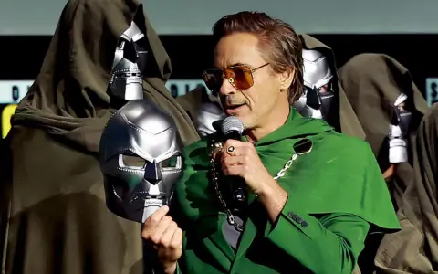 Robert Downey Jr. hält eine Doctor Doom-Maske, während im Hintergrund mehrere maskierte Figuren stehen. Könnte dies die Besetzung von Avengers 5 sein?
