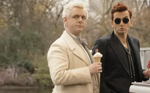 Engel und Dämon genießen Eiscreme im Freien. Hoffentlich gibt es bald good omens staffel 3!