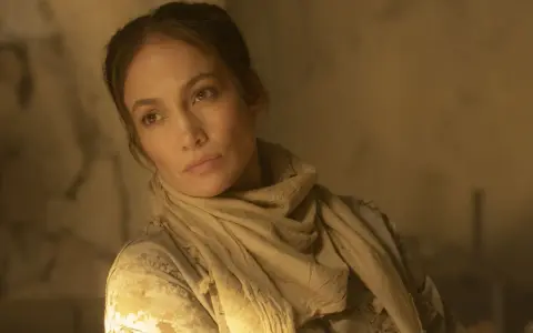 Jennifer Lopez in Tarnkleidung und Schal, nachdenklich in einem ihrer Filme.