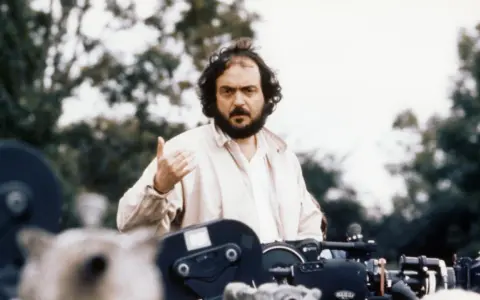 Stanley Kubrick, Regisseur legendärer filme, gestikuliert vor Kameras.